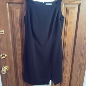 Ladies slleeveless cocktail dress. Good condition